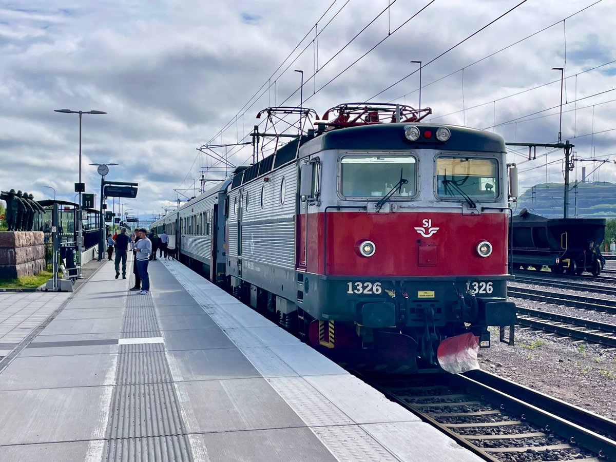 AndreasWiede's tweet photo. Photos of todayโs voyage from #Narvik ๐ณ๐ด to #Luleรฅ ๐ธ๐ช. Thereโs a buffet counter @_DiningCar on this #SJ #InterCity, selling drinks and snacks.
Itโs essentially a freight line: 12-axle, 14,400 hp #IORE twin-section locomotives, hauling iron ore trains, are dominating the scene. https://t.co/oNL0Or8Cl5