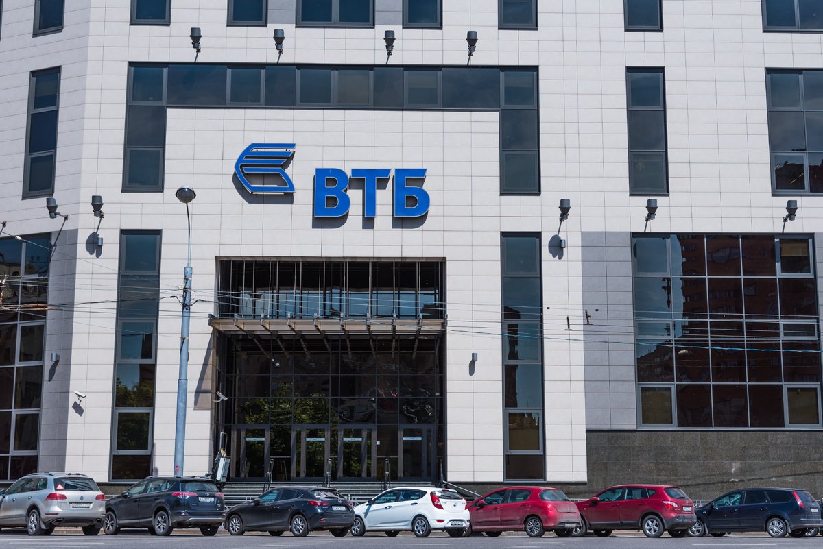 CryptoNewsHntrs's tweet image. 🚨 JUST IN: 💰 Russia's 2nd largest bank, VTB, is launching Bitcoin buying &amp;amp; trading for all investors! 🇷🇺🚀

Big move for crypto in Russia. 💡💸 

#Bitcoin #Crypto #VTB #Russia #Finance #Blockchain