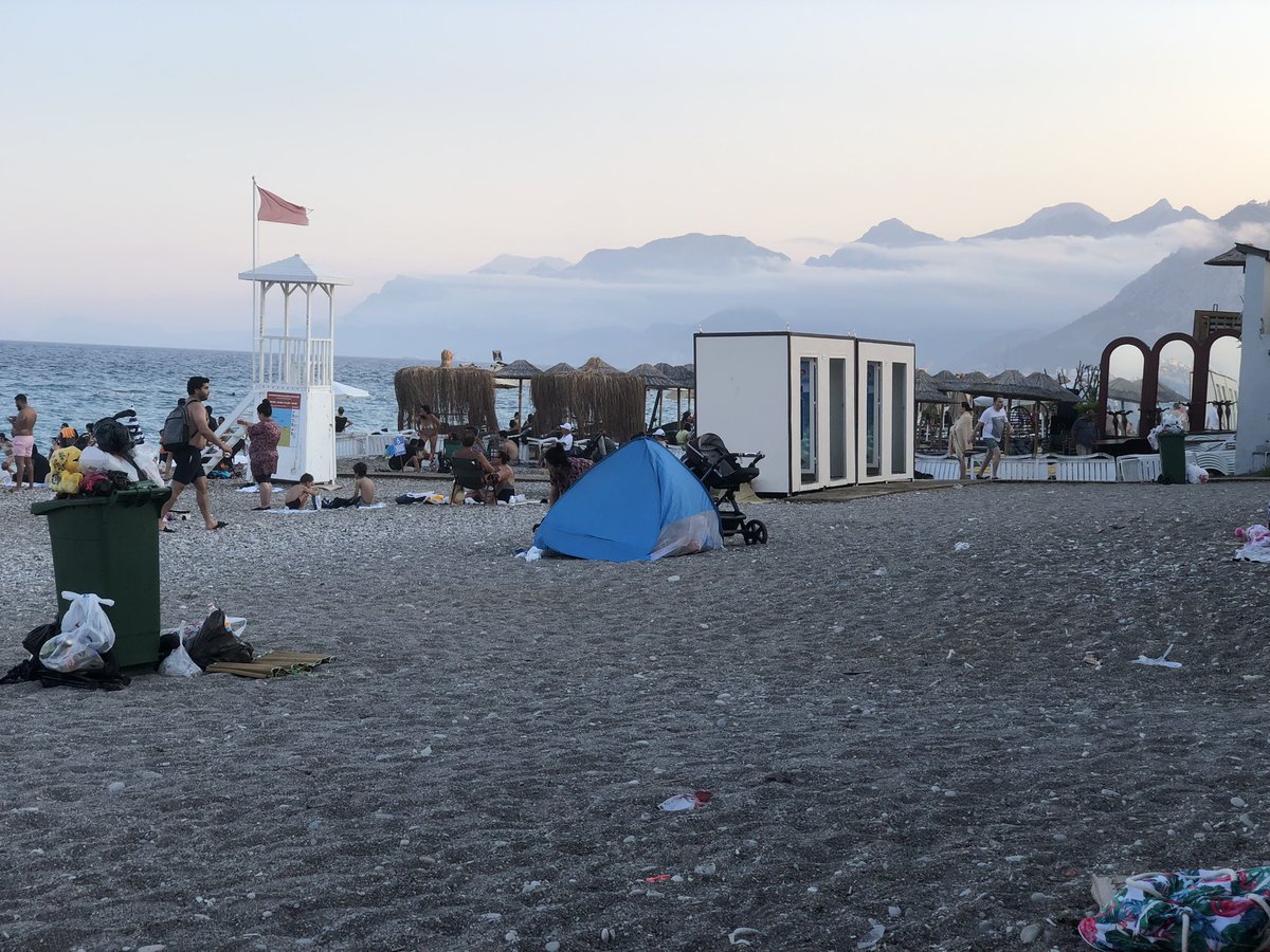 Bu harika plaja bu yakışıyor mu sizce <a href="/konyaaltibld/">Konyaaltı Belediyesi</a> ??? Sadece 2 çöp konteynırı ve ağzına kadar dolu!!!! Yeter mi ???Her 25-30 metrede bir konteynır koysanız mesela çokmu paranız gider??? Ve tabiki düzenli kontrol gerekiyor dimi??? Mesela ağzına kadar dolanları boşaltan bir ekip!