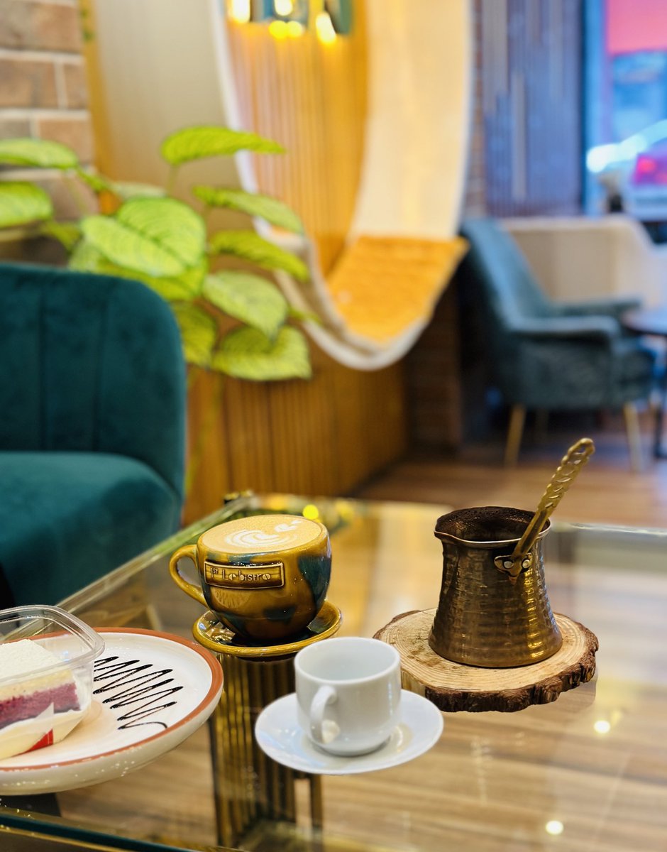 على الرغم من حرارة الجو ،لازلت مقتنعاً أن القهوة لا تُشرب إلا ساخنة فهي من يمنحني طلاقة في الحديث ودفئاً في المشاعر وخيالاً جميلاً يجعلني أتذكر تفاصيل جميلة تداعب صوت الموسيقى المصاحبة للمكان