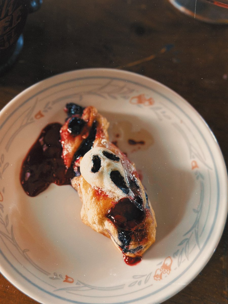 tbaugh725's tweet image. 🥀💀🍯Flakey twists filled with blueberries in a lemon sauce/feta, glazed with blueberry honey! Mikey, Jason & Ghostface are herbed goat cheese butter. My mom’s creation! IG @ fluffsstuffcake • cool molds from @ shapedicemolds #horror