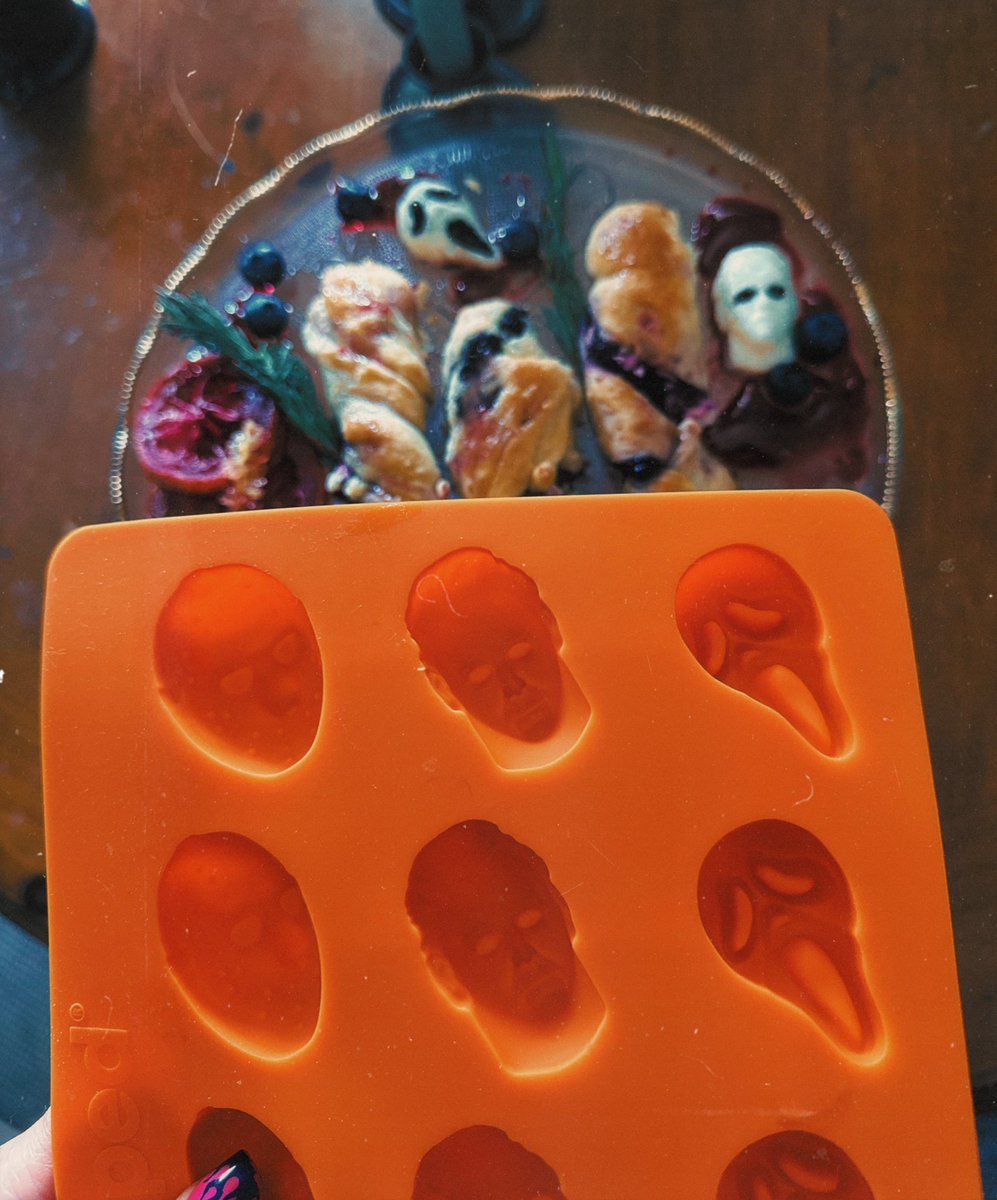 tbaugh725's tweet image. 🥀💀🍯Flakey twists filled with blueberries in a lemon sauce/feta, glazed with blueberry honey! Mikey, Jason & Ghostface are herbed goat cheese butter. My mom’s creation! IG @ fluffsstuffcake • cool molds from @ shapedicemolds #horror