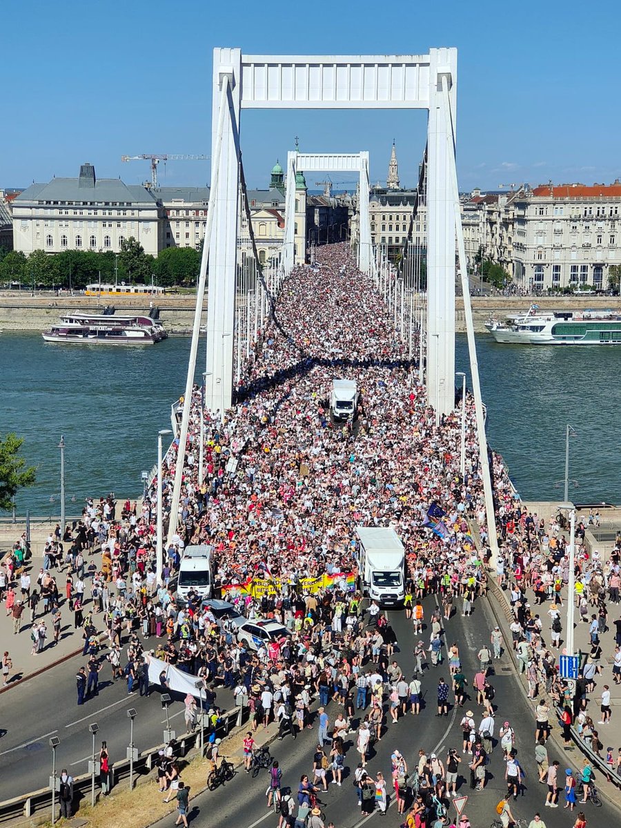 🌈 El Orgullo de Budapest, Hungría en estos momentos! 💪🏳️‍⚧️
Así frenamos al fascismo, con mucho #Orgullo y #FuriaTrans  🌈