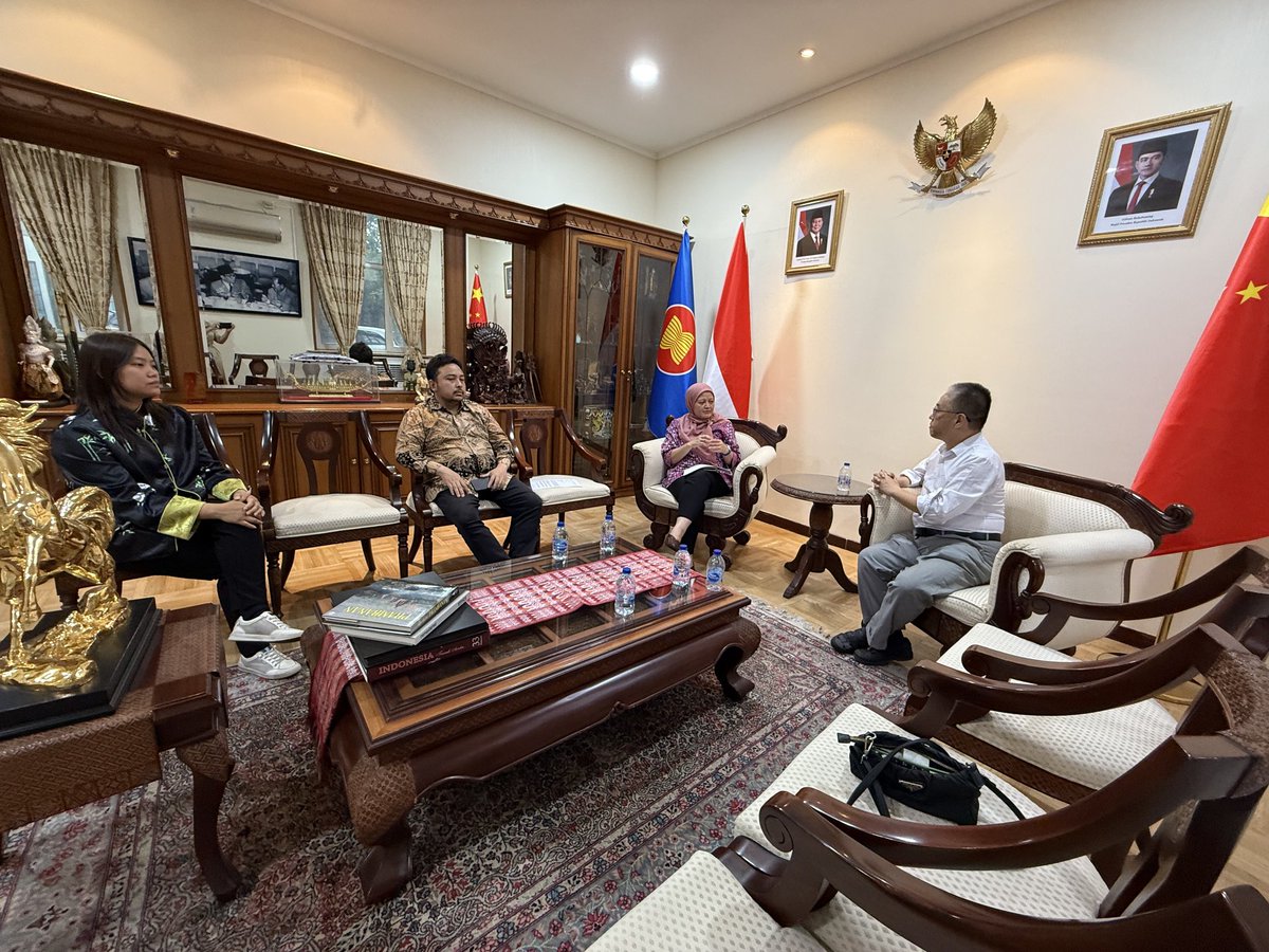 Dr. Huo Yuhui, co-founder of Bitlong Wallet, and Ms. Zhang Chunrong, an investor, representing the Taproot Assets Foundation, visited the Indonesian Embassy in Beijing and held a friendly and cordial discussion on the Bitcoin Lightning Network and the issuance of Indonesia's
