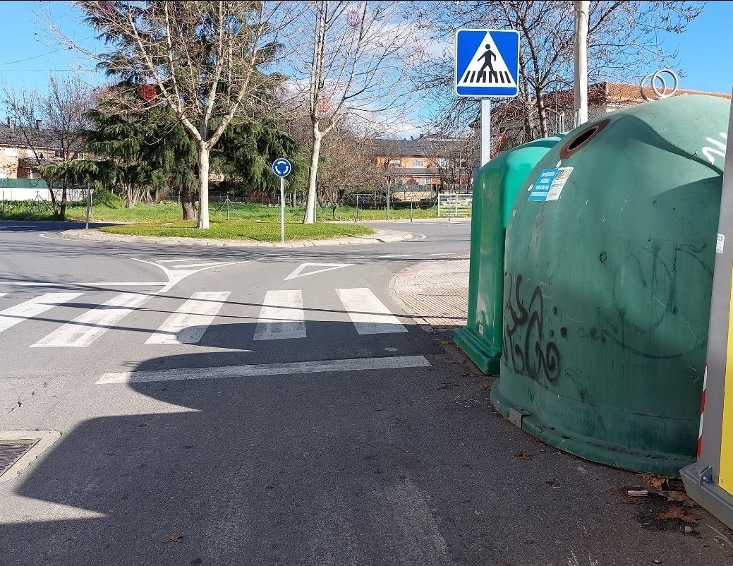 PANALE2's tweet photo. Cositas básicas de Barrio Sésamo que son incapaces de ver, gestionar y solucionar.
Por favor, por seguridad básica y elemental ¡no coloquen los contenedores justo delante de los pasos de peatones! C/ Lope de Vega de #Moralzarzal. https://t.co/OKIiTyab98