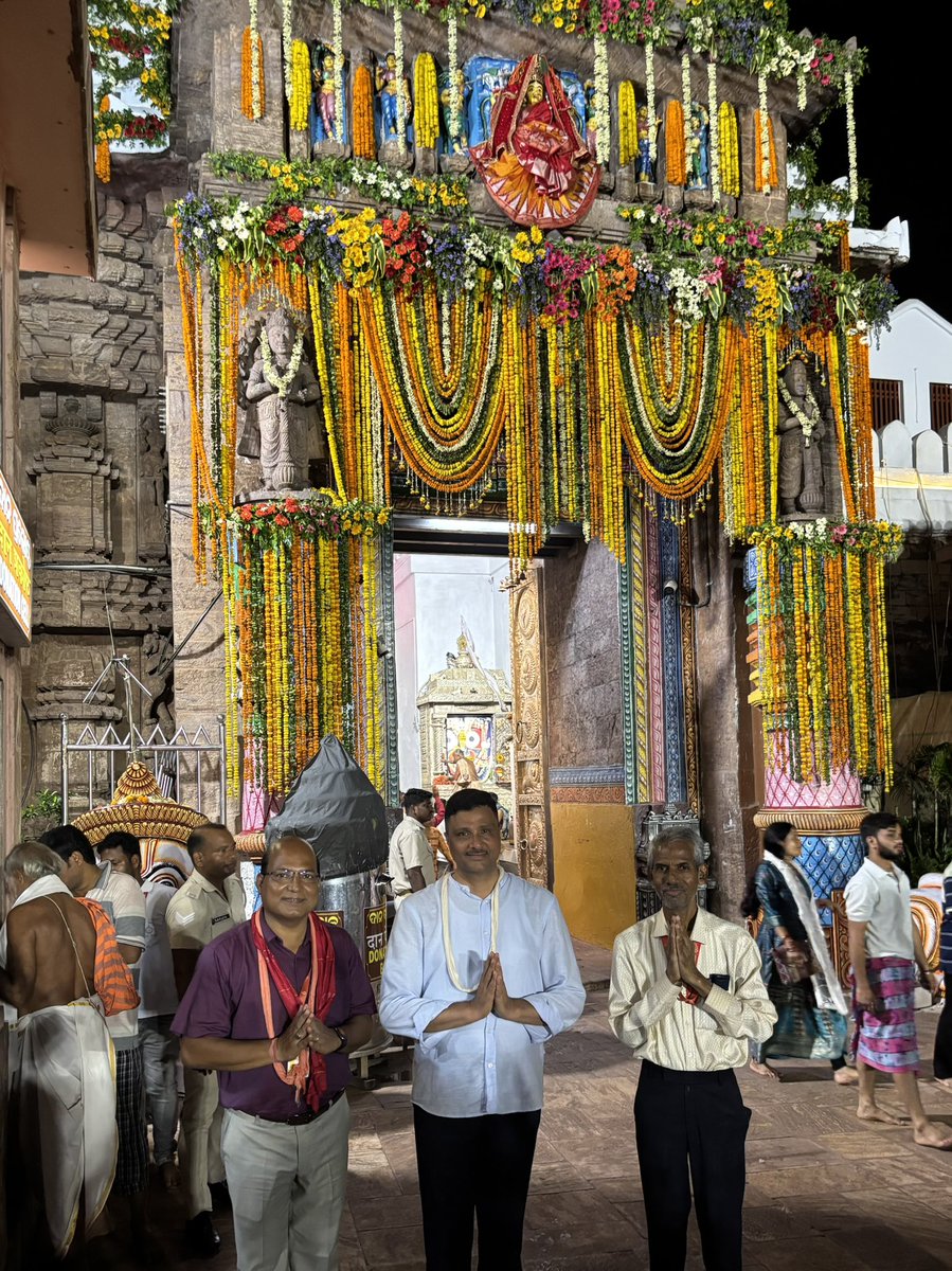 Ratna Bhandar conservation works resumed today, following the Govt-approved SOP. Kudos to the ASI team for their remarkable 11.5 hours of non-stop effort! We pray and hope for successful project completion by Niladri Bije. With my SJTA colleagues, met and thanked the team.