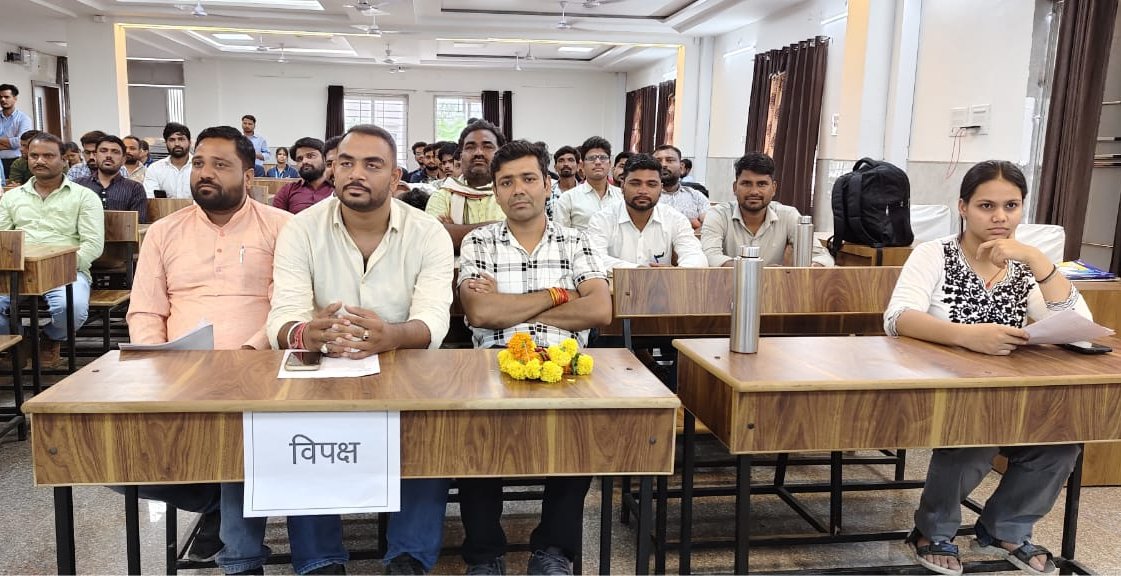 भारतीय जनता युवा मोर्चो बारां के द्वारा पंडित दीनदयाल उपाध्याय कॉलेज सभागार हॉल में आयोजित मॉक पार्लियामेंट का अतिथियों के द्वारा दीप प्रज्वलन कर विधिवत शुभारंभ किया गया। इस अवसर पर स्पीकर के तौर पर श्री योगेश गौतम उपस्थित रहे।

इस दौरान बारा-अटरू विधायक श्री राधेश्याम बैरवा,