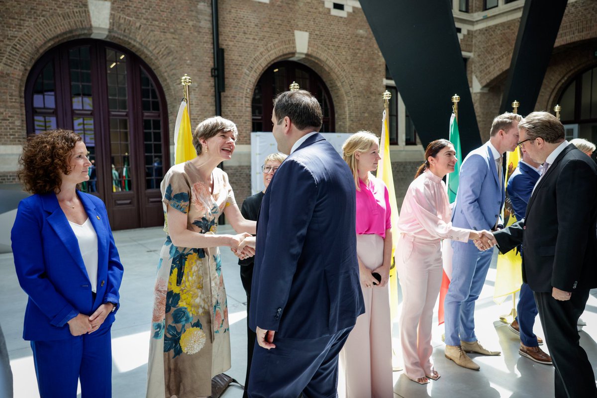 mbeimnrw's tweet image. Minister @n_liminski im Gespräch mit der flämischen Medienministerin @CieltjeVAchter: „Games sind Unterhaltung und ein gewaltiger Wirtschaftsfaktor, aber sie sind noch mehr. In NRW wollen wir Potentiale für Medienkompetenz und Prävention gegen Desinformation weiter ausschöpfen.“