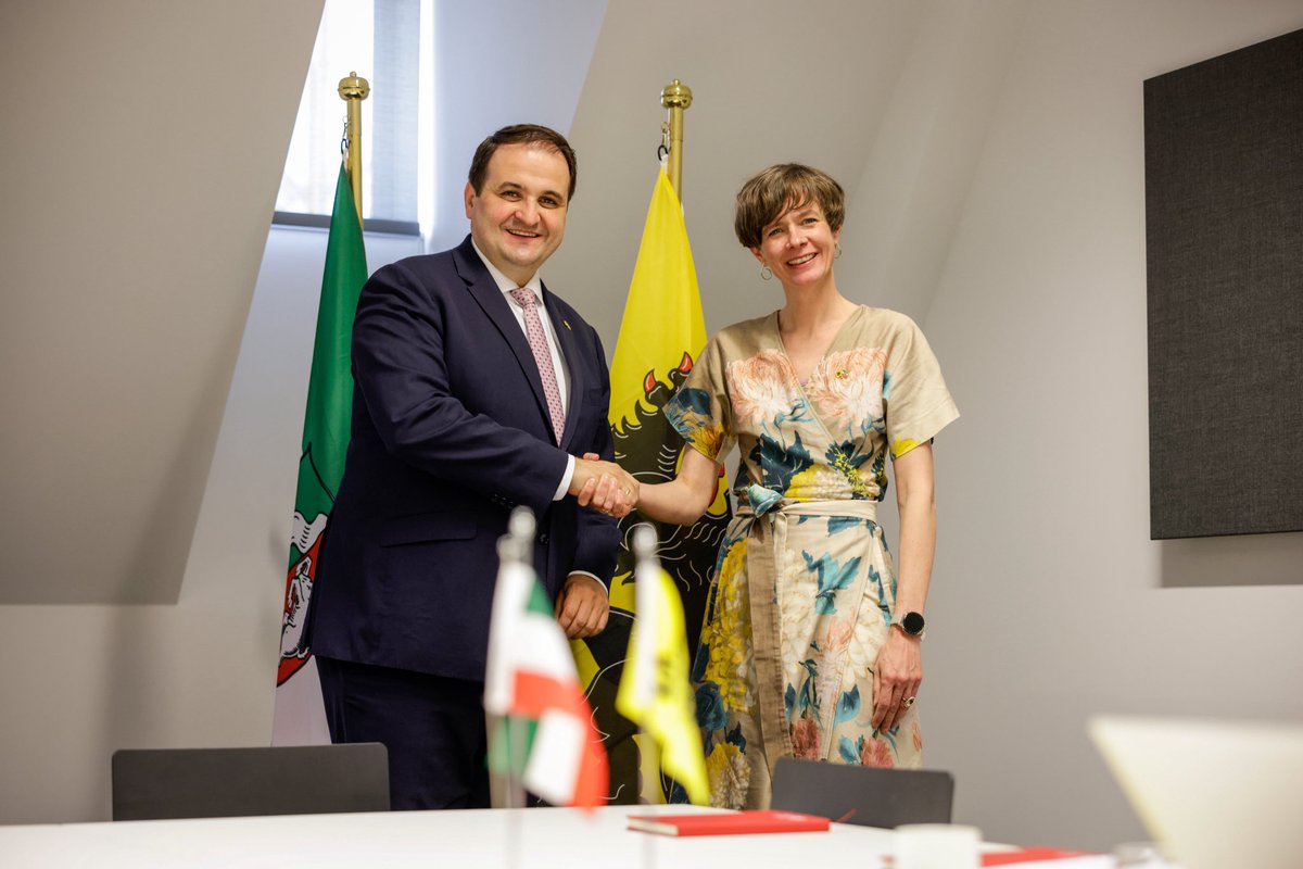 mbeimnrw's tweet image. Minister @n_liminski im Gespräch mit der flämischen Medienministerin @CieltjeVAchter: „Games sind Unterhaltung und ein gewaltiger Wirtschaftsfaktor, aber sie sind noch mehr. In NRW wollen wir Potentiale für Medienkompetenz und Prävention gegen Desinformation weiter ausschöpfen.“