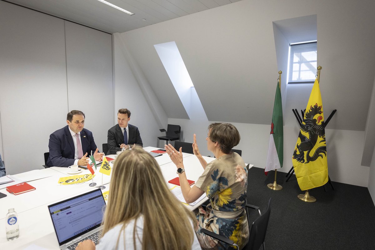 mbeimnrw's tweet image. Minister @n_liminski im Gespräch mit der flämischen Medienministerin @CieltjeVAchter: „Games sind Unterhaltung und ein gewaltiger Wirtschaftsfaktor, aber sie sind noch mehr. In NRW wollen wir Potentiale für Medienkompetenz und Prävention gegen Desinformation weiter ausschöpfen.“