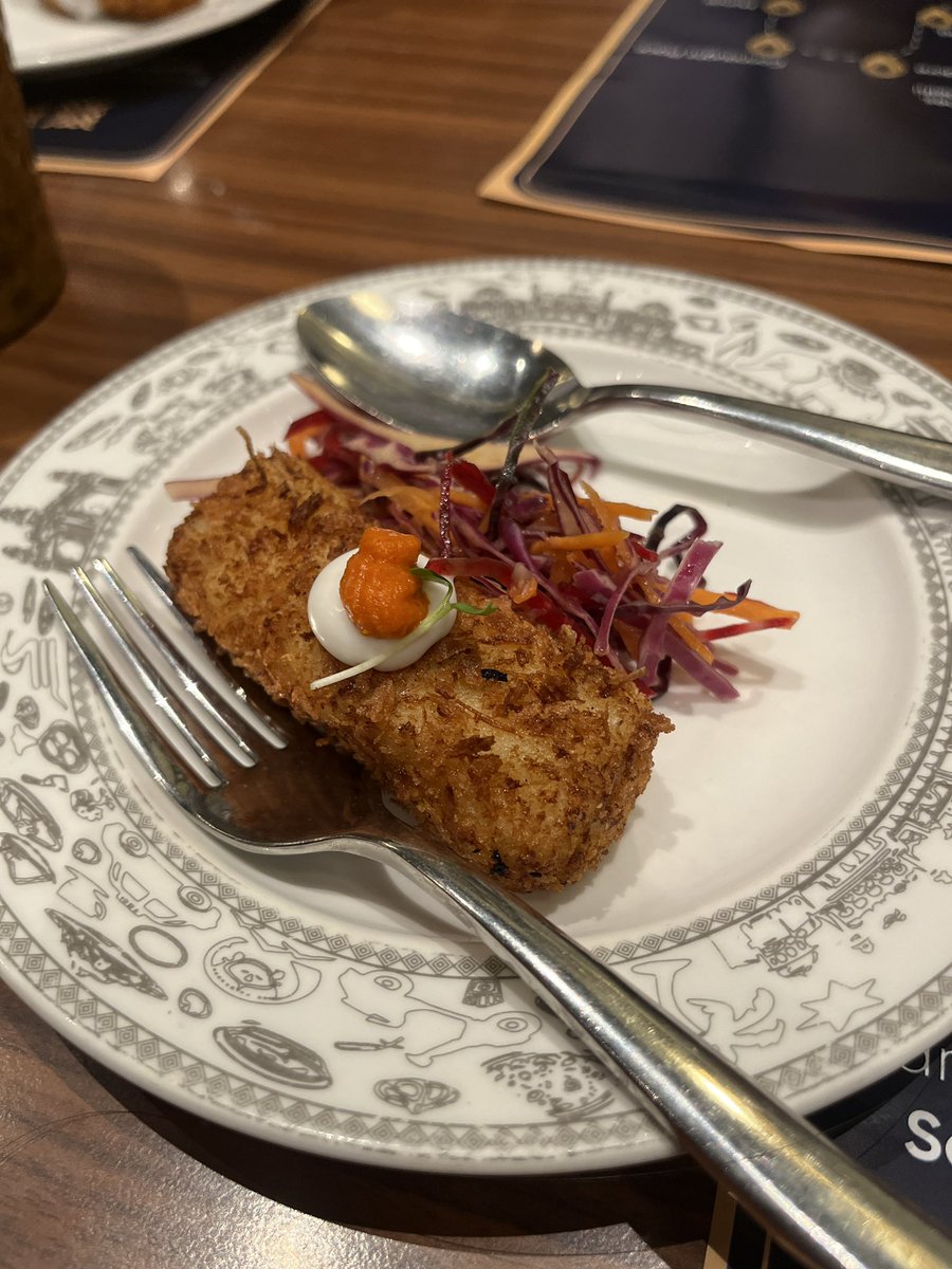 कुछ लोगों के साथ एक बेसिक प्रॉब्लम है। वो कितनी भी अच्छी डिश खा लें लेकिन फोटो तमीज़ की नहीं खींच पाते!! 😒