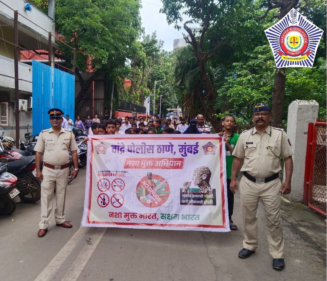 वांद्रे पोलीस ठाणे – Bandra PS Mumbai (@bandraps) on Twitter photo 🚫💊 नशा मुक्ती अभियान
वांद्रे पोलीस ठाणे, मुंबई यांच्या वतीने नशेच्या व्यसनाविरुद्ध जनजागृतीसाठी एक प्रभावी कार्यक्रम राबवण्यात आला.
सामाजिक जबाबदारीचा भाग म्हणून विद्यार्थ्यांचा उत्तम प्रतिसाद लाभला. <a href="/CPMumbaiPolice/">Commissioner of Police, Greater Mumbai</a> <a href="/MumbaiPolice/">मुंबई पोलीस - Mumbai Police</a> <a href="/DcpZone9Mumbai/">पोलीस उप आयुक्त परिमंडळ ०९ - DCP ZONE 09 Mumbai</a> 🚫💊 नशा मुक्ती अभियान
वांद्रे पोलीस ठाणे, मुंबई यांच्या वतीने नशेच्या व्यसनाविरुद्ध जनजागृतीसाठी एक प्रभावी कार्यक्रम राबवण्यात आला.
सामाजिक जबाबदारीचा भाग म्हणून विद्यार्थ्यांचा उत्तम प्रतिसाद लाभला. <a href="/CPMumbaiPolice/">Commissioner of Police, Greater Mumbai</a> <a href="/MumbaiPolice/">मुंबई पोलीस - Mumbai Police</a> <a href="/DcpZone9Mumbai/">पोलीस उप आयुक्त परिमंडळ ०९ - DCP ZONE 09 Mumbai</a>