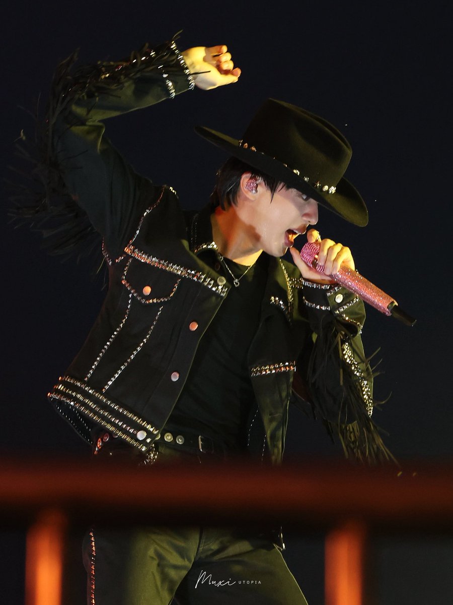 LOOK AT HIS AURA