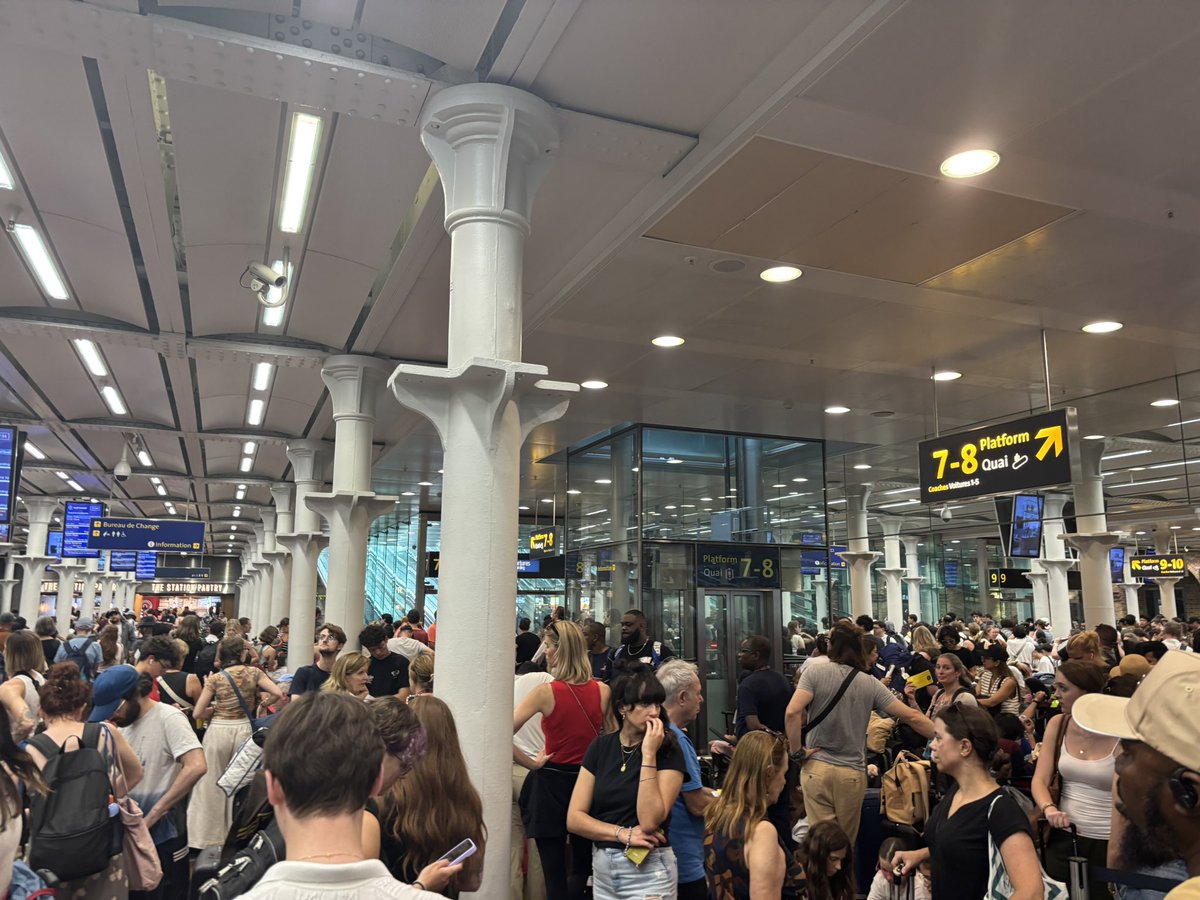 Oi <a href="/EurostarUK/">Eurostar UK</a> this is dangerous. It’s overcrowded. Swelteringly hot. The barest minimum of info being provided. You shouldn’t be putting passengers in this situation.