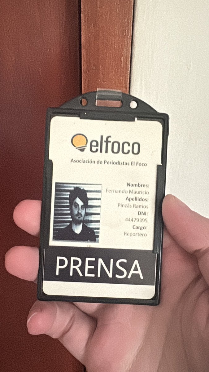 Aún conservo este carnet, mi último carnet de prensa. Fui parte del primer equipo dede El Foco pero luego me fui porque Eloy Marchan insistía en cierres de amanecida … como si fuera una revista jaja . Y nunca vi ni un sol . Interesante intento pero el periodismo es chamba