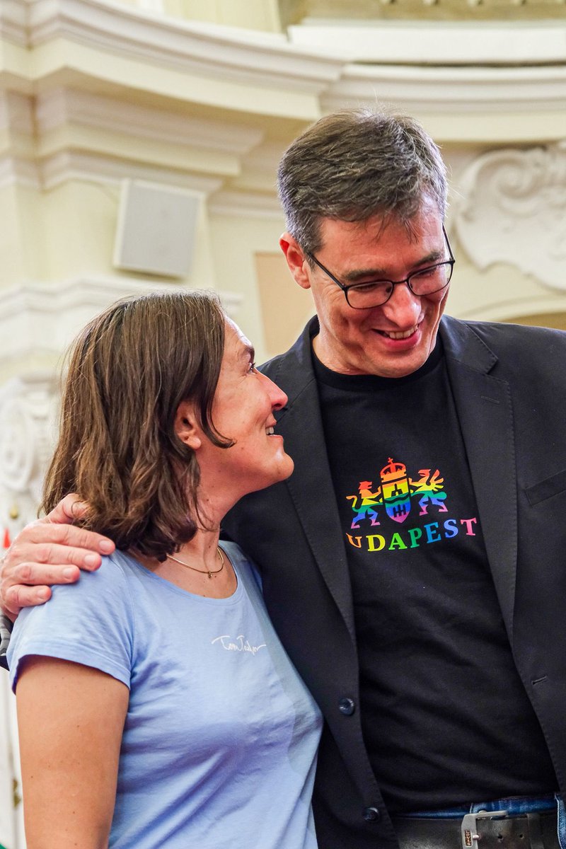 KatiPiri's tweet image. Marching together with brave Budapest mayor @bpkaracsonyg 🏳️‍🌈 

When the extremes attack our freedoms, we stand together and fight back. 

Loud and proud! #BudapestPride2025