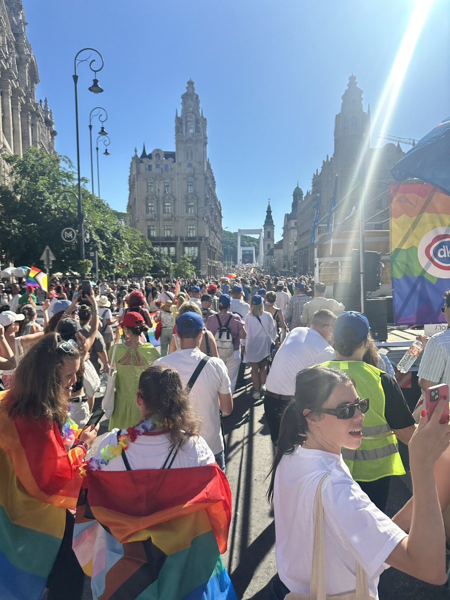 KatiPiri's tweet image. Marching together with brave Budapest mayor @bpkaracsonyg 🏳️‍🌈 

When the extremes attack our freedoms, we stand together and fight back. 

Loud and proud! #BudapestPride2025