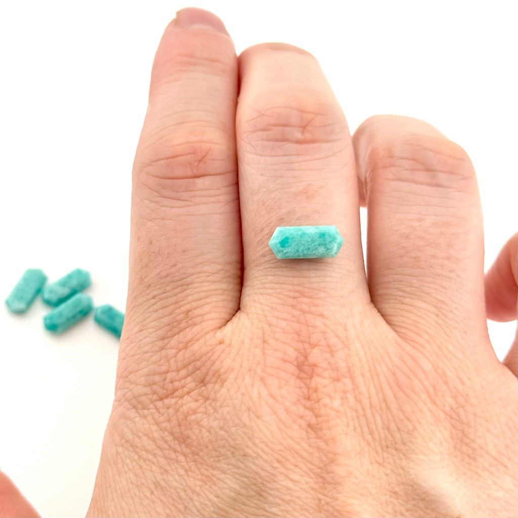 Meet the 12x5mm Elongated Hex Tablets in Amelia Teal Amazonite™ 💎 With their cool, tranquil teal tones and sharp geometric silhouette, these gems bring a modern edge to any design. Amelia Teal Amazonite™ is celebrated for its calming energy.