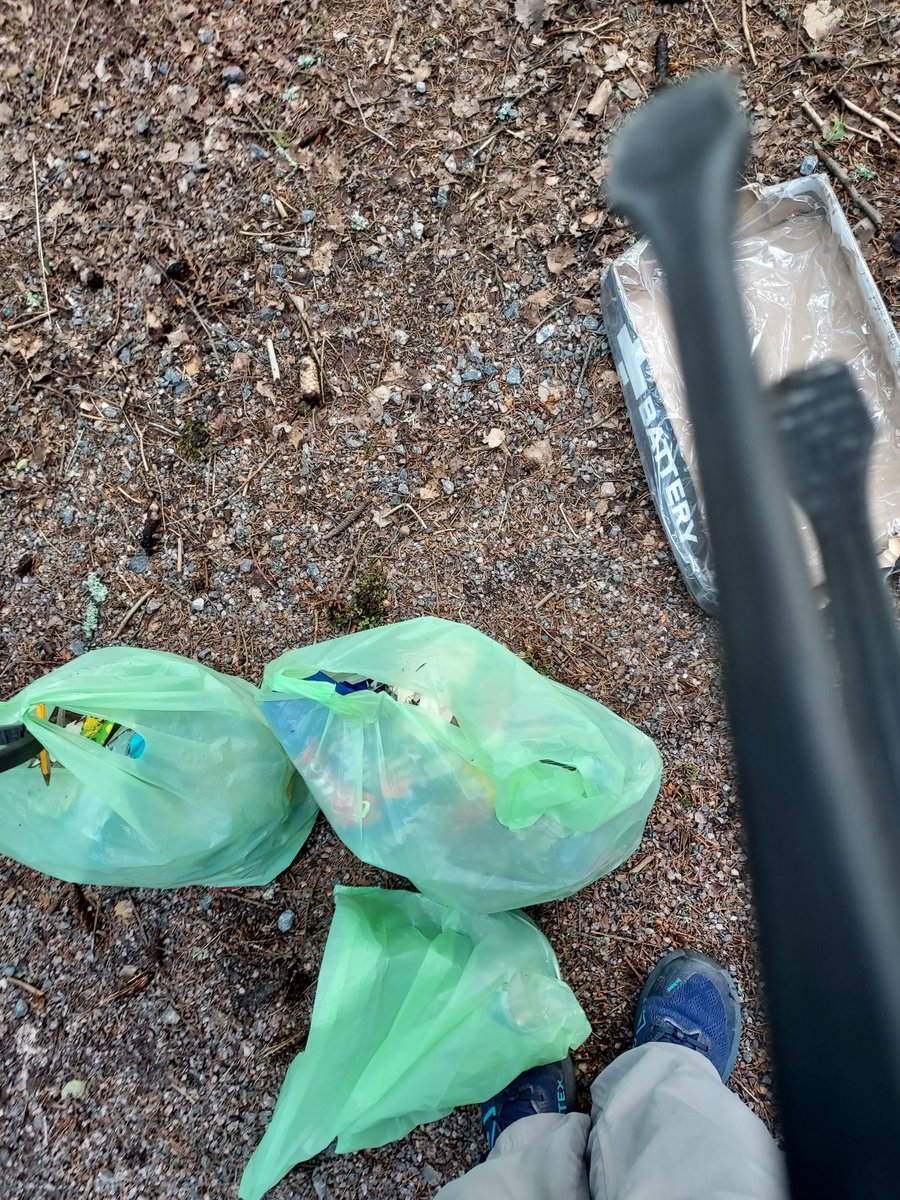 riikkamariaP's tweet image. Roskien poimintakierros Siminkallion metsässä koulun vierellä. 4 muovikassillista sekajätettä, lähinnä pakkauksia tuli poimittua.
Miksi, oi miksi metsän kallioon piirrätte? Ihmiset! 😳
#litterpickers #Vantaa #Plogging