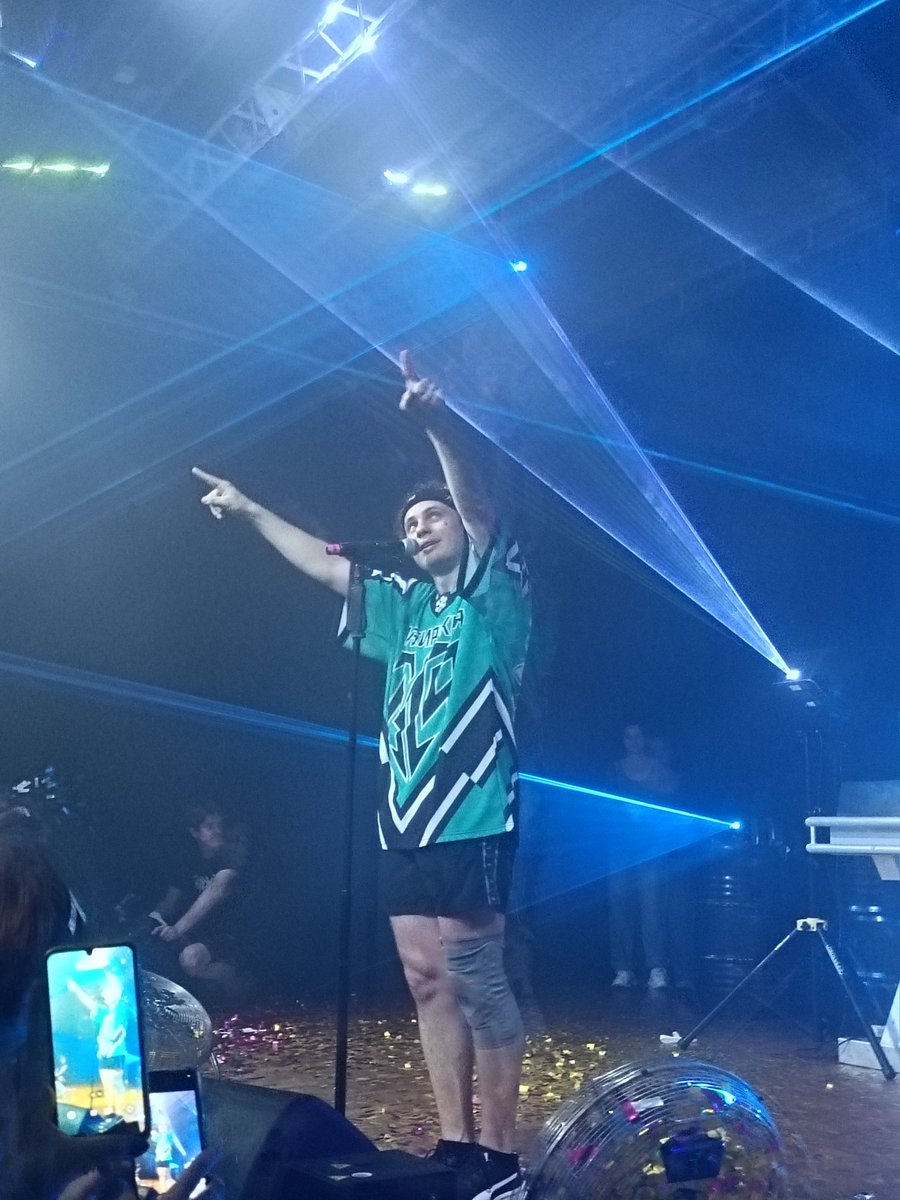 дашик хелнс tweet media