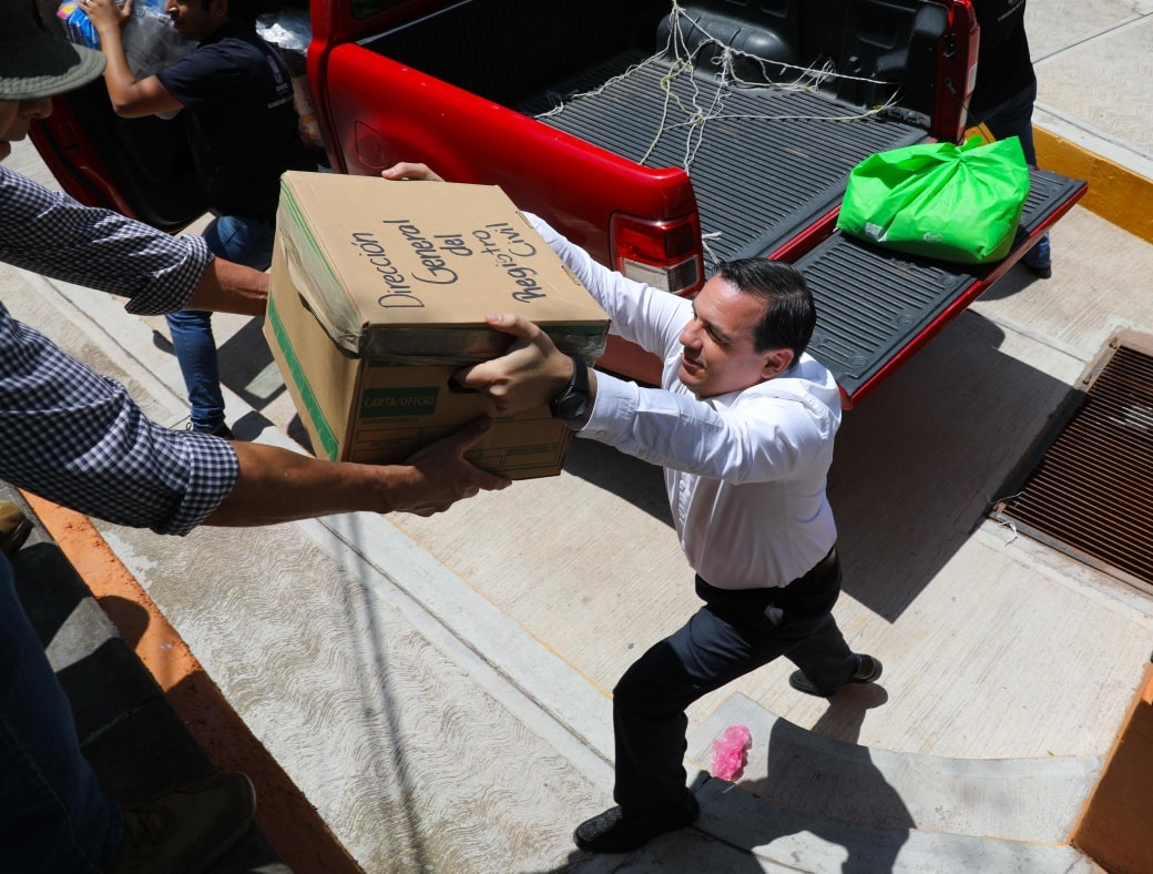 elpipila_mx's tweet photo. EN PRIMERA LÍNEA. El secretario de Gobierno @jorgelona1 participó activamente en la recolección de víveres para víctimas de las inundaciones en la comunidad San Pedro de Ibarra, #Ocampo. Sus actos de ayuda han quedado plasmadas desde su paso en el Ayto de León👏🏼.
📷Sria de Gob https://t.co/TQi0HpwYUT