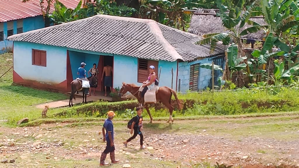🇨🇺 Desde las alturas del turquino se ve el corazón de Cuba. Juntos Gobierno y Pueblo seguimos trabajando para un futuro mejor🇨🇺. Las autoridades de #Moa visitan la comunidad de La Melba. Gobierno de solución 🇨🇺
#HonorHolguinero 
#EnMoaPodemos
#CubaPorLaVída