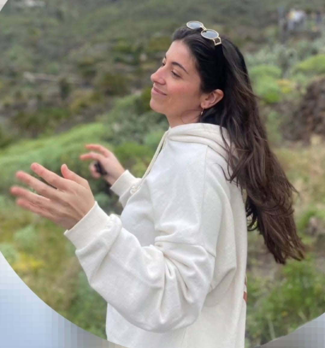 EL DUELO🤍🕊😇

El duelo es esperar un mensaje de ella, sabiendo que nunca llegará. El duelo es estar lleno de su presencia, a pesar de su ausencia. El duelo es el dolor en el pecho, una tormenta que te engulle. El duelo es el sonido ensordecedor del silencio. El duelo es