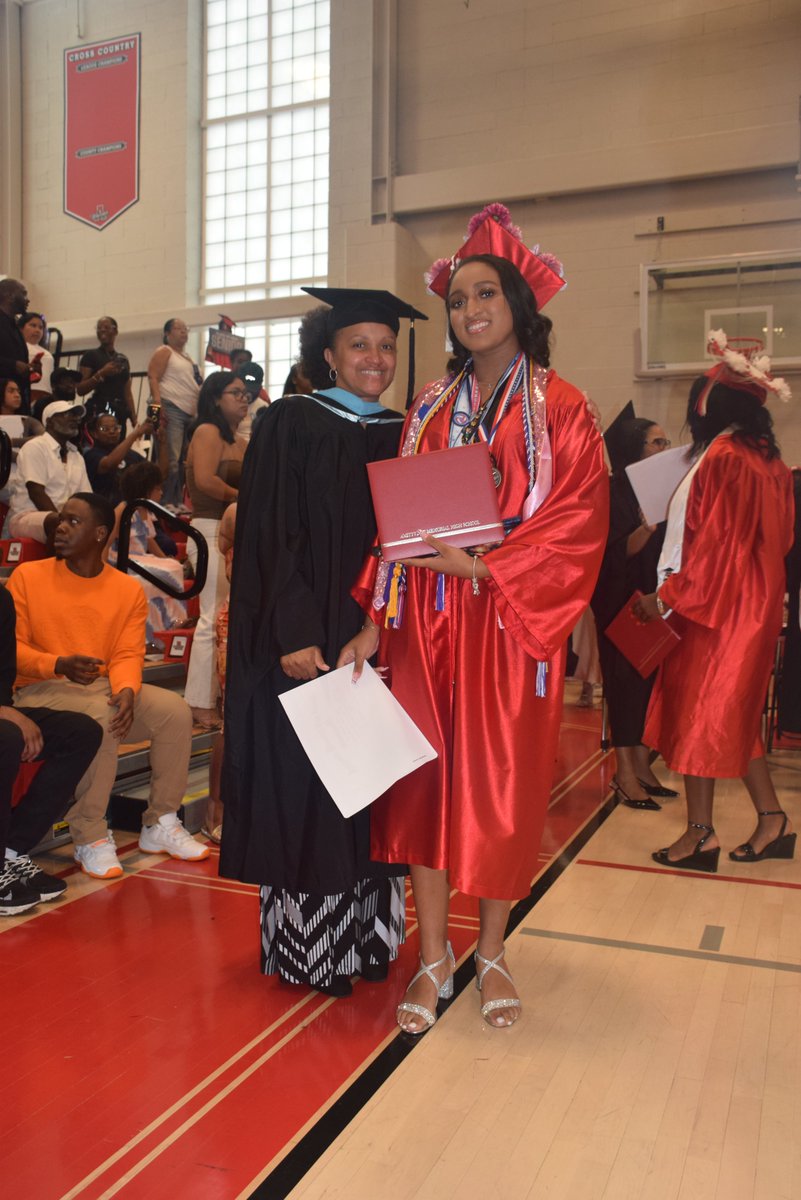 Amityville Memorial High School's Class of 2025 enjoyed an incredible commencement ceremony this morning! We wish them all the best as they embark on their new journey!