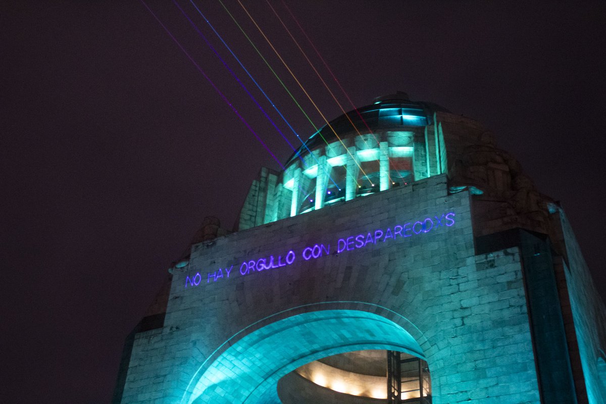 hazelzamm's tweet image. #DíaDelOrgullo 🏳️🌈"No hay orgullo con desaparecidxs".
📊El Registro Nacional reconoce 180 personas #LGBTQ desaparecidas, 12 encontrades sin vida.
📝El @ObservatorioCr3 alertó un incremento del 200% en los casos en un año.
Ayer intervinieron el Monumento a la Revolución.