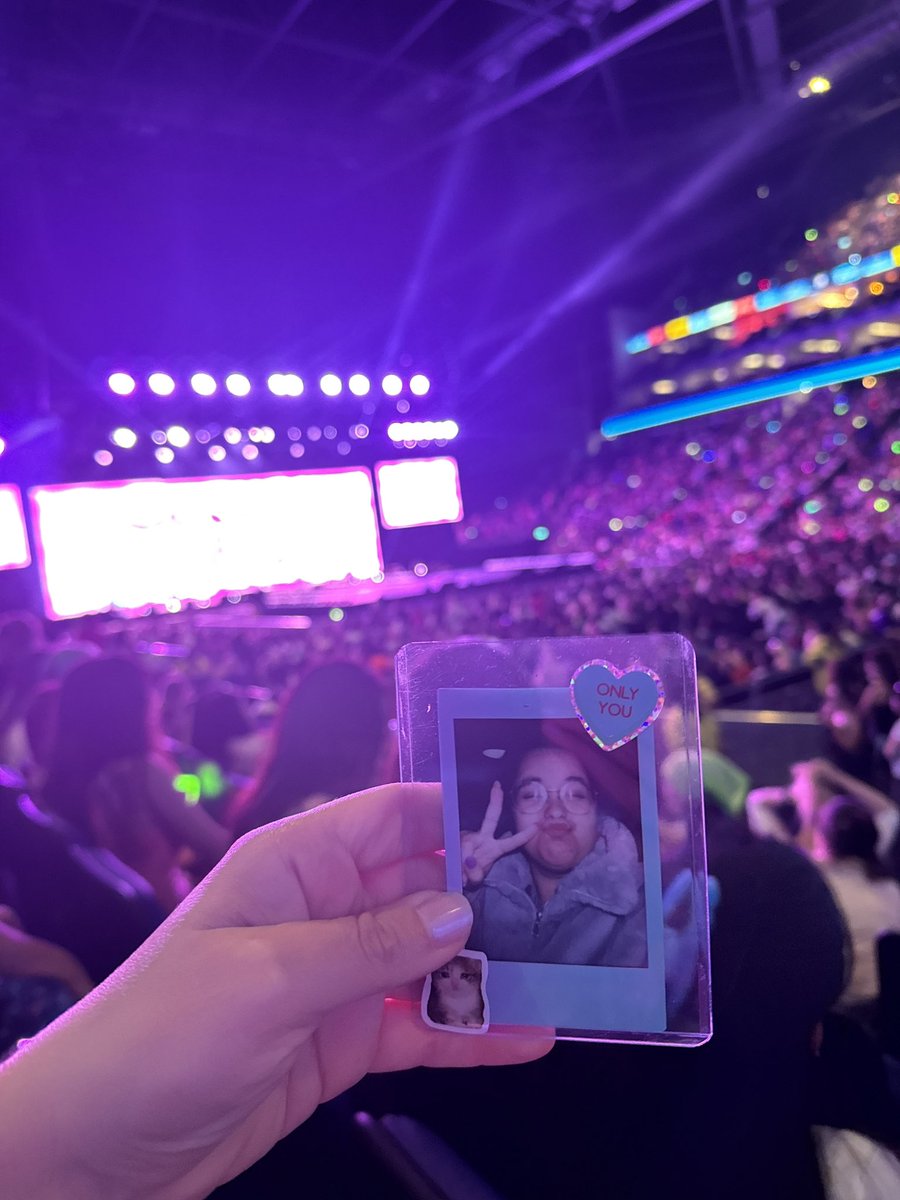 SHINeeIsTheWay's tweet image. Hey my loafy, you made it 🩵💚. @rl_hobbit