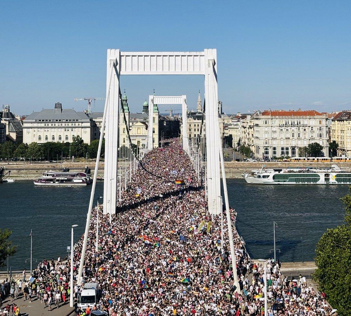 TerryReintke's tweet image. WHAT A FANTASTIC DAY ❤️🌈💕✨
What a day for hope.
For resistance.
For love.
For freedom.
200.000 marched in Budapest today - despite an illegal ban and intimidation from the Orbán government.
Love will win.
#BudapestPride