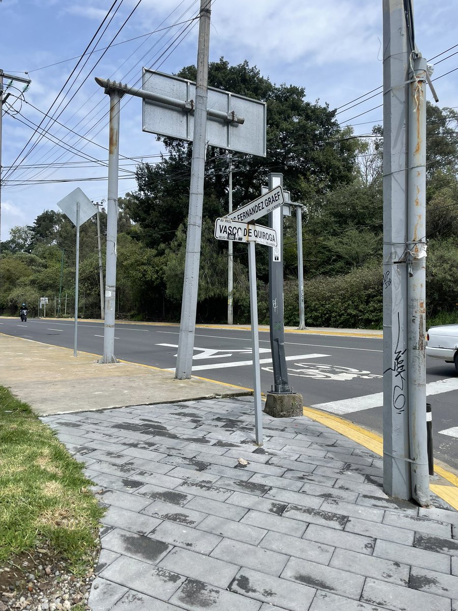En la esquina de Carlos Fernández Graef y vasco de Quiroga está la tapa de una coladera suelta si alguien la pisa puede caer casi muero ahí y es paso de estudiantes a la UAM Cuajimalpa su ayuda para poner un aviso o reforzar URGENTE <a href="/CuajimalpaGob/">Dirección de Gobierno Alcaldía Cuajimalpa</a> <a href="/uamcuajimalpa/">UAM Cuajimalpa</a> <a href="/cuajimalpa_gob/">Alcaldía Cuajimalpa</a>