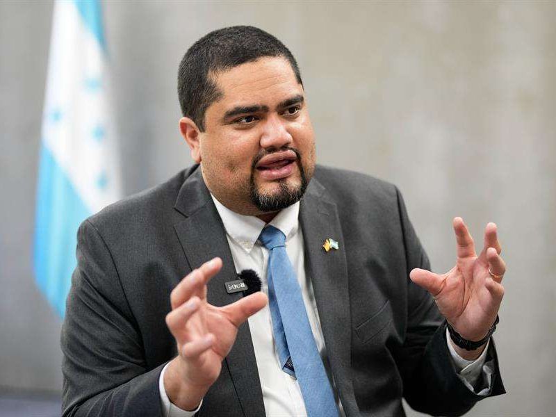 Los superministros terminan super embarrados, no encuentro diferencias...
#SeVan <a href="/SalvaPresidente/">Salvador Nasralla</a>