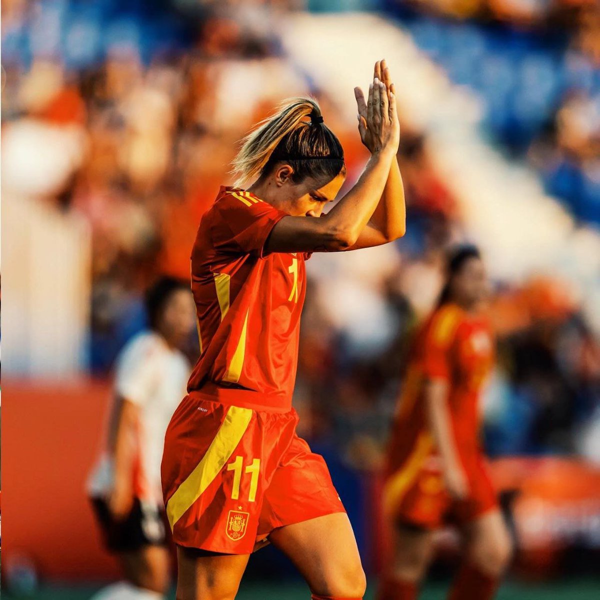 mundopelotanet's tweet photo. 🥹❤️ El conmovedor relato de Alexia Putellas sobre su rotura de LCA en 2022 y sus ansias para esta nueva oportunidad en la Eurocopa:

"No era la rodilla lo que me dolía, era el alma. Me sentía muy bien, y entonces... Lo supe en el momento en que sucedió. Escuché un sonido como el de una rama al romperse. 'No, ahora no', pensé. Nunca esperas algo así, pero es que era el día anterior a empezar la Eurocopa.

La gente no sabe que con lesiones entrenas más que cuando estás sana, pero no obtienes la recompensa de jugar. Soy competitiva y me planteo retos. Preguntaba cuándo podía empezar a caminar, '¿En un mes? Bueno, en tres semanas estaré allí', pero al principio no hay nada, solo mucho dolor. No podía dormir y no tenía apetito, era un círculo vicioso.

Después de la operación lo pasé muy mal. Pasas de jugar a un nivel estratosférico a no poder caminar, sin saber cómo y volviendo a aprender con 27 o 28 años. Llegas al gimnasio, que al menos es tu hábitat. Luego, a la cancha, donde crees que estás progresando, pero te frustras porque tu último recuerdo jugando era otro y ahora no puedes dar un pase, no puedes girar, no puedes controlar. Hay momentos en los que te preguntas si alguna vez lo lograrás.

Dos años después lo notaba: mi nivel es completamente diferente, aunque en ese momento no te des cuenta. Físicamente no eres la misma y puedes estar bien, pero si mentalmente no estás a la altura del momento, te tensas y no puedes controlarte como antes.

Creo que esta Eurocopa será única. Es el trofeo que nos falta y creo que puede ser ahora el momento. El ligamento cruzado fue un día antes de empezar la última y fue muy duro de aceptar. Ha pasado mucho tiempo, pero este año vuelvo a sentir esa sensación. El reto para mí ahora es seguir adelante o incluso mejorar. Solo quiero jugar al fútbol".

Vía @guardian_sport