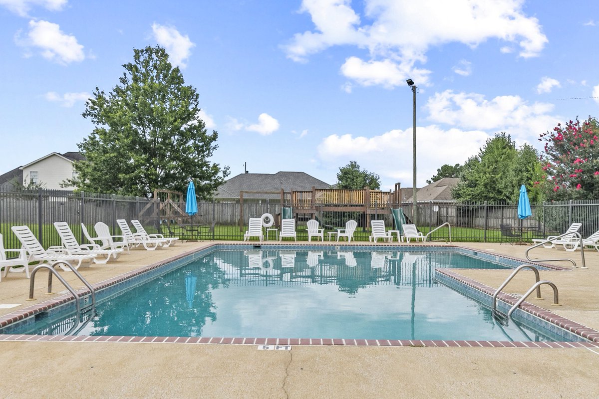 AndrewJBoneRE's tweet image. For Sale! Tuscaloosa, Alabama Buy now! Terrific 3BR/2BA brick home. Great for entertaining family/friends! Enjoy tailgating in big backyard & covered porch as the Tide rolls this season. Two car attached garage & community pool. Showing daily by appointment! Text: 256-504-2963