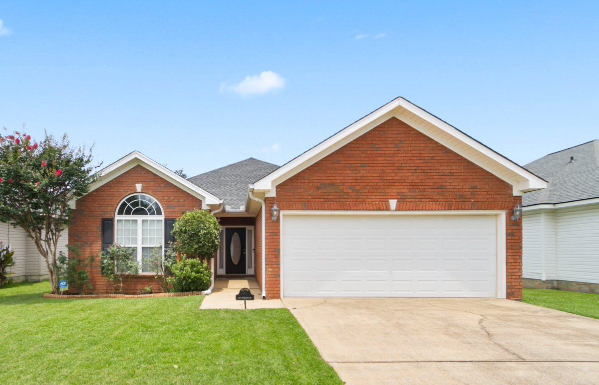 AndrewJBoneRE's tweet image. For Sale! Tuscaloosa, Alabama Buy now! Terrific 3BR/2BA brick home. Great for entertaining family/friends! Enjoy tailgating in big backyard & covered porch as the Tide rolls this season. Two car attached garage & community pool. Showing daily by appointment! Text: 256-504-2963