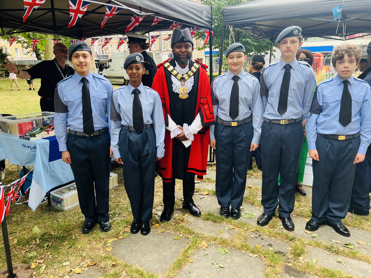 IslingtonMayor's tweet image. Armed Forces Day at Islington Green with the Islington Veterans’ Association, local service members, and young cadets. A day we show our deep respect and gratitude to all who serve and have served. 

#ArmedForcesDay2025 #Veterans