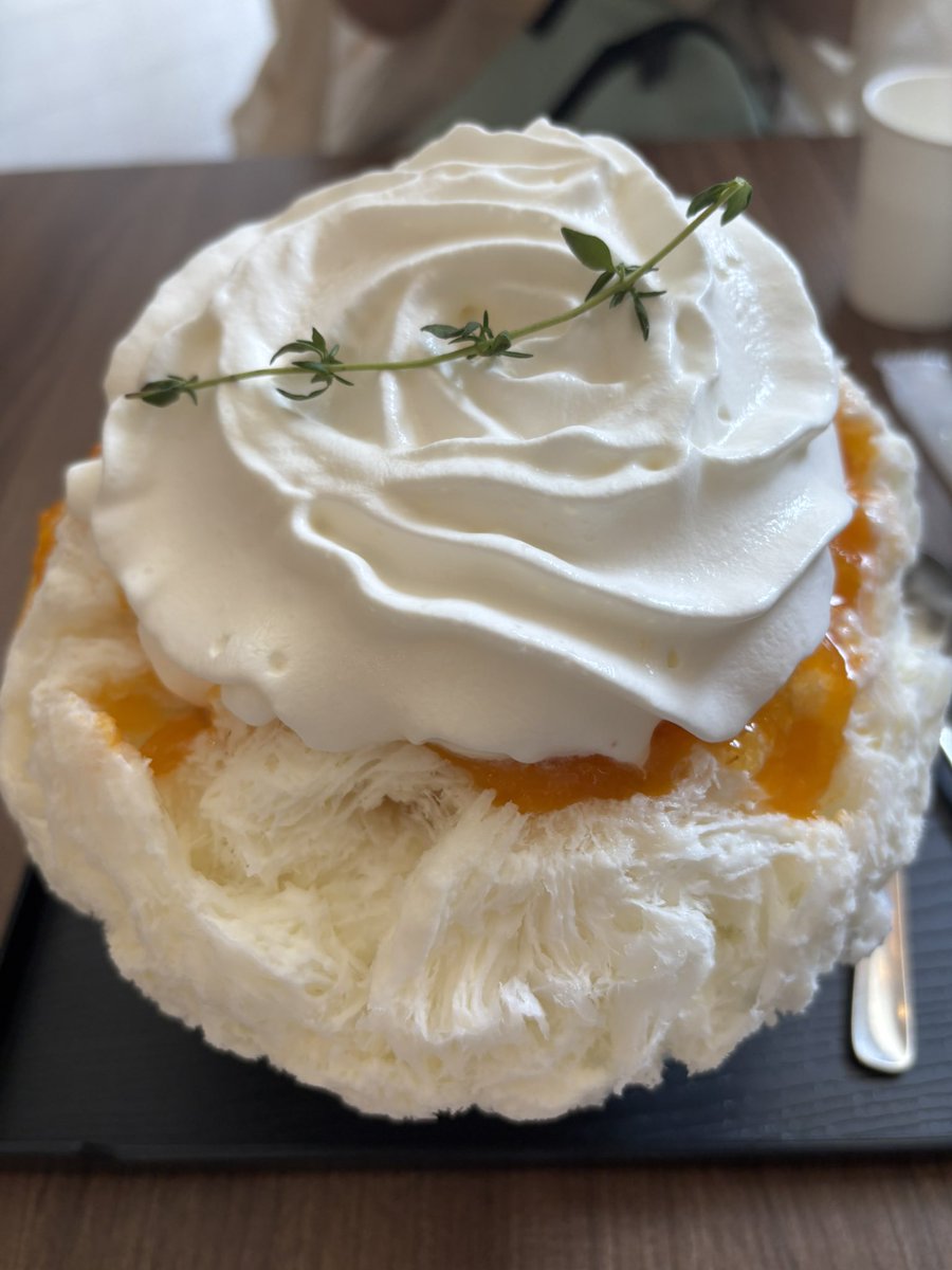 サカノウエカフェで朝活のかき氷部。桃ウーロン、無花果ブルーチーズ、あんずマスカルポーネ🥳念願のイチジク！胡桃とブルーチーズの塩気、中から出てくるさっぱり餡子の組み合わせが天才すぎて🫠桃とウーロン茶エスプーマも🥹🫶
#サカノウエカフェ 
#かき氷