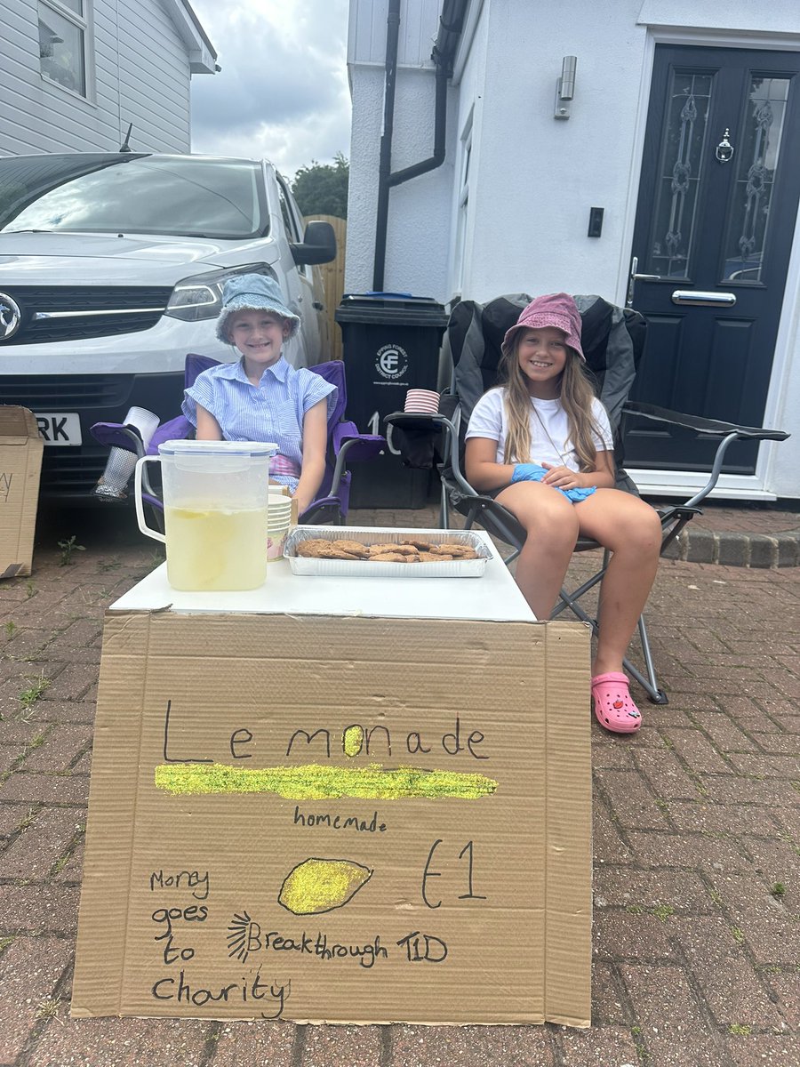 vickyloughton's tweet image. Homemade lemonade and cookies for sale. Jessica who’s a #type1warrior and her friend raising money for @BreakthroughT1D @dexcom