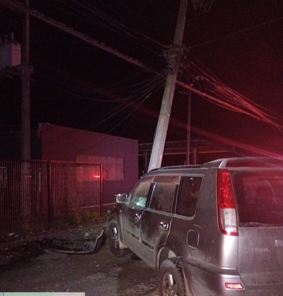 Con respecto a interrupción del servicio tras #PosteChocado en #Coyhaique, que involucra calles Ejército, Almirante Simpson, El Divisadero y sectores rurales aledaños, señalamos que brigada sigue realizando faenas para reponer el suministro eléctrico y se estima horario de