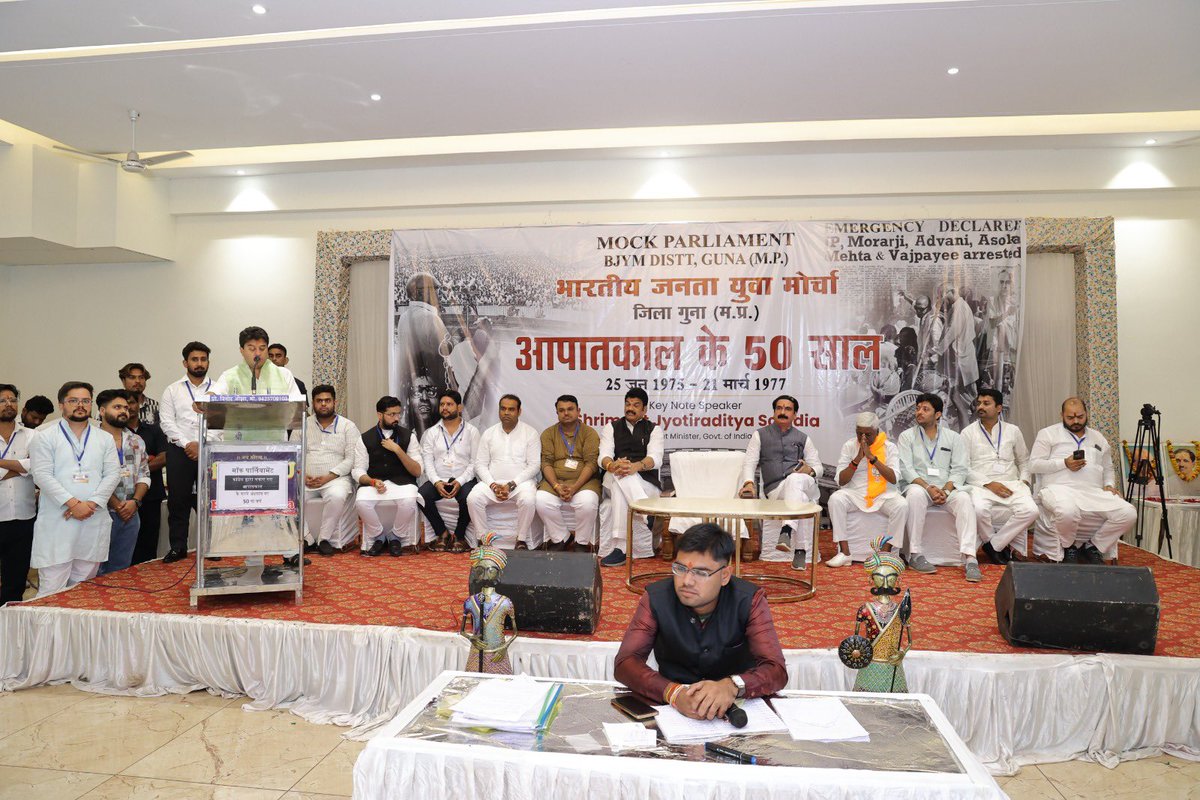 BJYM's tweet photo. 📍Guna, Madhya Pradesh

On the 50th anniversary of the brutal Emergency imposed by the Congress party, @MPBJYM organised a Mock Parliament where young minds actively debated the dark chapter of 1975—when voices were crushed and freedoms suspended.

Union Minister Shri @JM_Scindia also graced the event.
#SamvidhanHatyaDiwas
