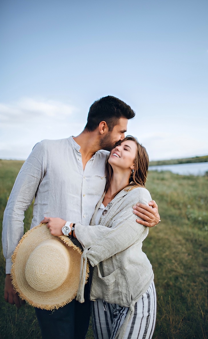 Bilmezler nasıl aradık birbirimizi,
Bilmezler nasıl sevdik,
İki yitik hasret,
İki parça can..

— Ahmed Arif | Suskun