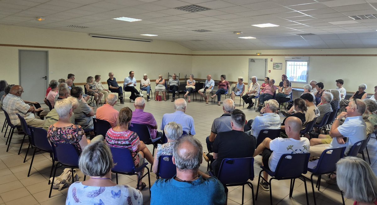 21ème réunion publique, le maire E.Pannaud nous accueillait à Chaniers.
Motion de censure, Adaptation au changement climatique, déserts médicaux, entre autres sujets abordés. 
Prochaines réunions publiques :
-  le 18/09 à 18h à Saintes 
-  le 19/09 à 18h à Saint Jean d'Angély