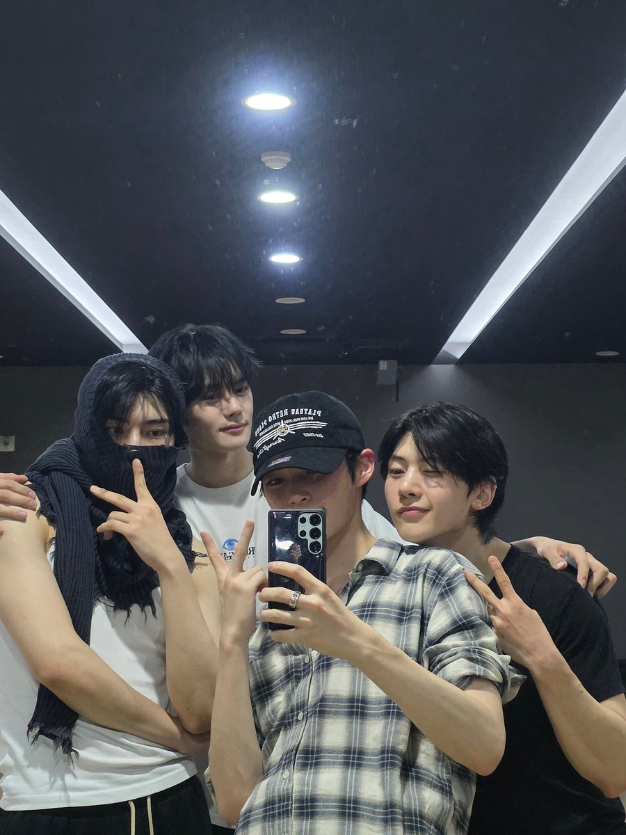 haobinsplanet's tweet photo. THEY'RE SOOOO CUTE 😭😭😭😭 https://t.co/QZlnYuY5Nx