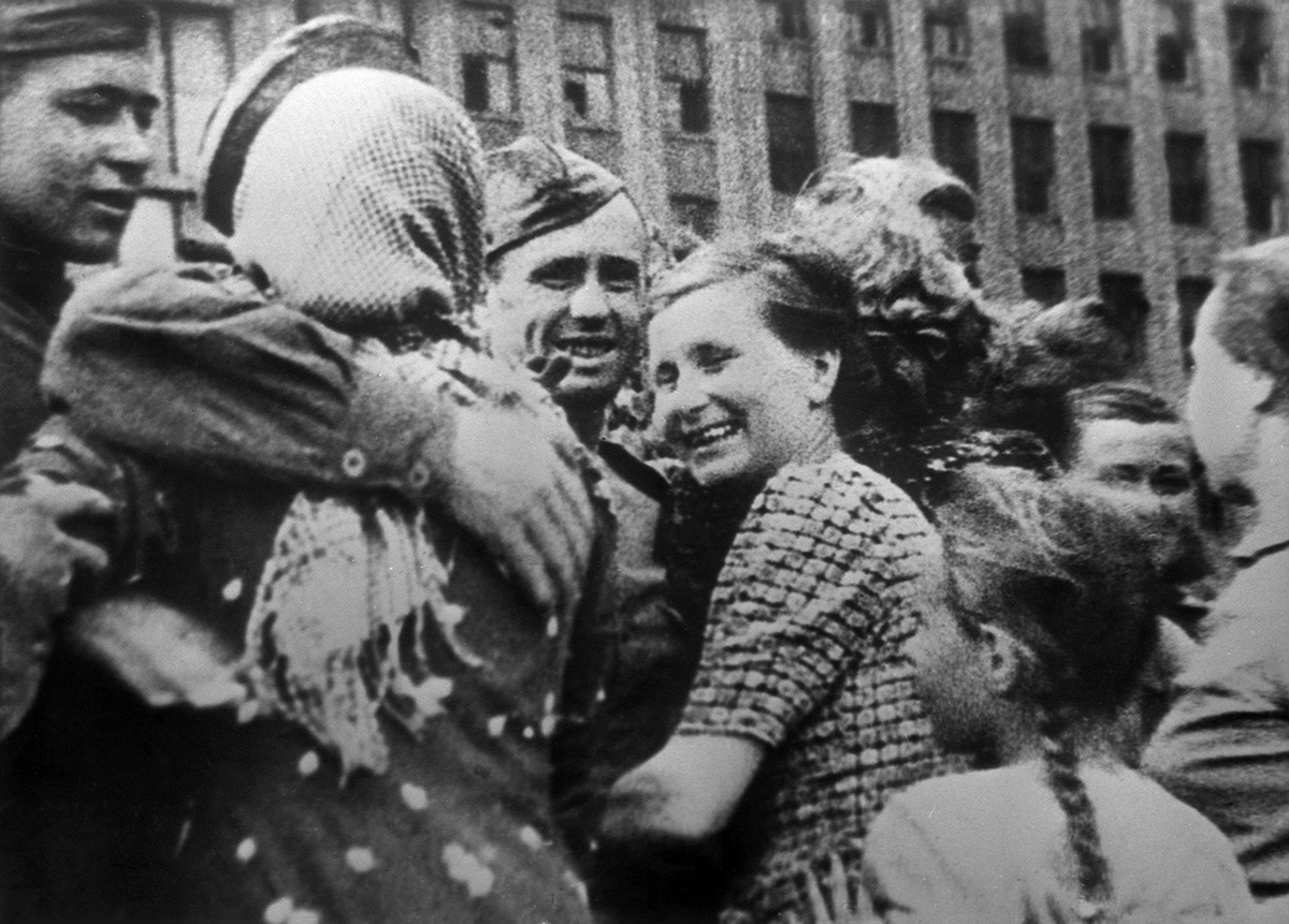 ANPIRomaPosti's tweet image. Il #3luglio 1944 #Minsk venne liberata dall'#ArmataRossa.1.100.000 bielorussi servirono nell'esercito Sovietico, 309 furono insigniti del titolo di "Eroe dell'Unione Sovietica".Oltre 1/4 della popolazione della Bielorussa morì durante la #WWII.
