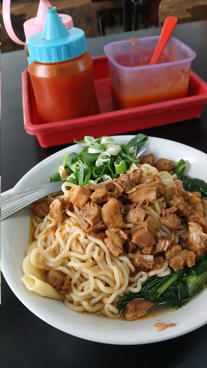 Angelinodhee's tweet photo. @NoContextHumans Mie ayam, the famous breakfast in Jakarta 😂😂😂 https://t.co/x5QBqDveO7