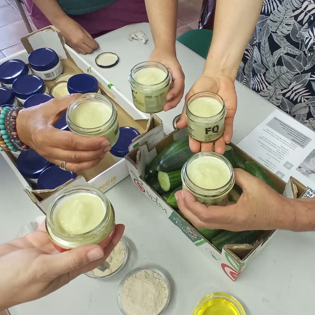 Hoy en el Centro de Educación Ambiental de Móstoles hemos preparado nuestros productos cosméticos naturales en muy buena compañía! 😊💚🌻🌱🌾
#huertosurbanos 
#huertosdelaRhuam 
#huertoycosmetica 
@mostoleseducacionambiental
@ayto_mostoles 
@sistemasmedioambientales
