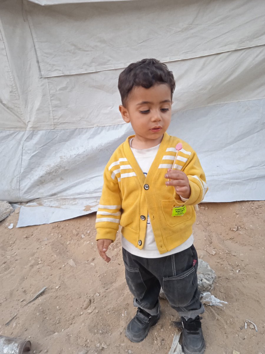 Ramoosh10293340's tweet photo. Rushdi is not even two years old yet… but he keeps asking me questions.
He asks about things he sees on the phone:
A shiny piece of cake…
A red apple…
A small toy that spins and makes sounds.
He looks at me with innocent eyes and asks:
"What is this? Is it tasty? Is it for me?"
And I… stand in painful silence, not knowing what to say.
How do I explain that all the things he sees are not for us?
That hunger is stronger than his tiny dreams?
That these things are as far away as another world?
Every moment for Roshdi is a moment of struggle.
Help him taste childhood, not the bitterness of deprivation.
Please, donate for Rushdi.
Every donation brings him closer to a moment of joy… to food… to a toy.
https://t.co/BLdpB751QI