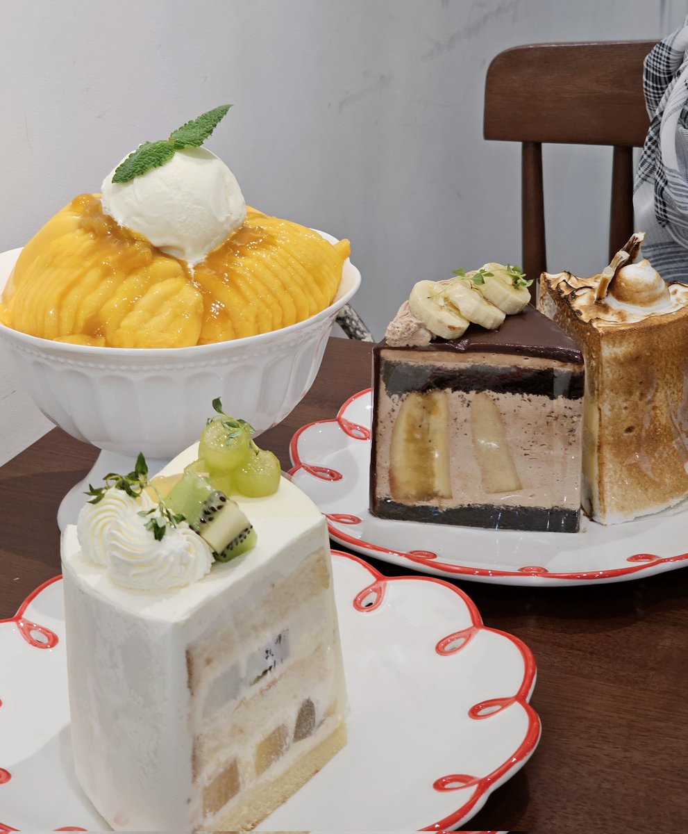 서울 동교동 <무슈랑>

망고 맛도 좋고 퓨레도 좋고 우유얼음은 사르르 녹고... 전체적인 조화가 좋았다!! 추가 연유 따위 필요 없는 맛. 간만에 맛있었다...🥹🥹 가격도 2만 2천밖에 안 하는데 이래도 되는 거야ㅠㅜ
제일 반응 좋았던 케이크는 트리플 크림 키위. 커피도 좋았다! 망빙 꼭 드시길