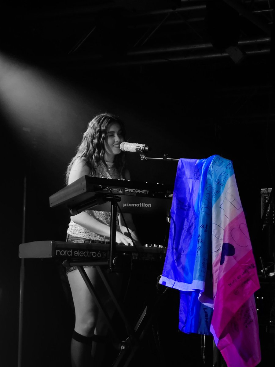 Itssheemy's tweet photo. Fotos de @chiaraoliver de su concierto en la @SalaRem de Murcia 💙❤️‍🔥 https://t.co/LcSddJ6XIQ